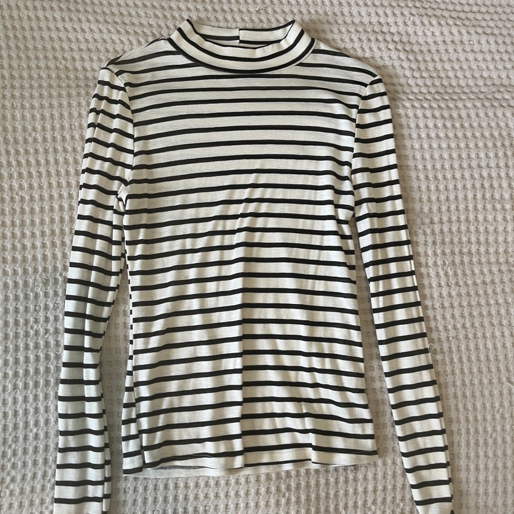 Vestique Striped Long Sleeve Top